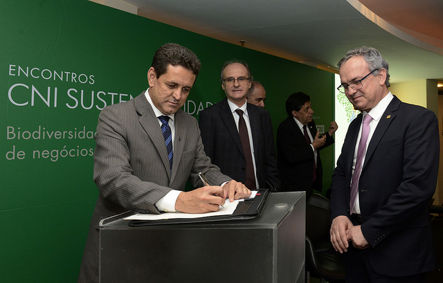 Resultado de imagem para Governo federal assina acordos com indústria